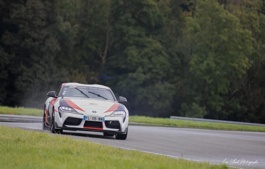 Toyota Supra GR sur circuit mouillé